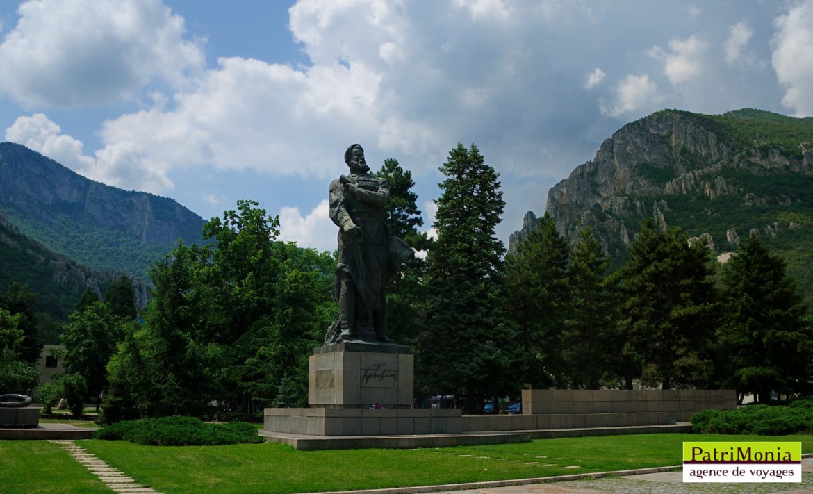 Monument de Hristo Botev sur la place centrale de Vratsa  2 Juin - jour de commémoration de Hristo Botev