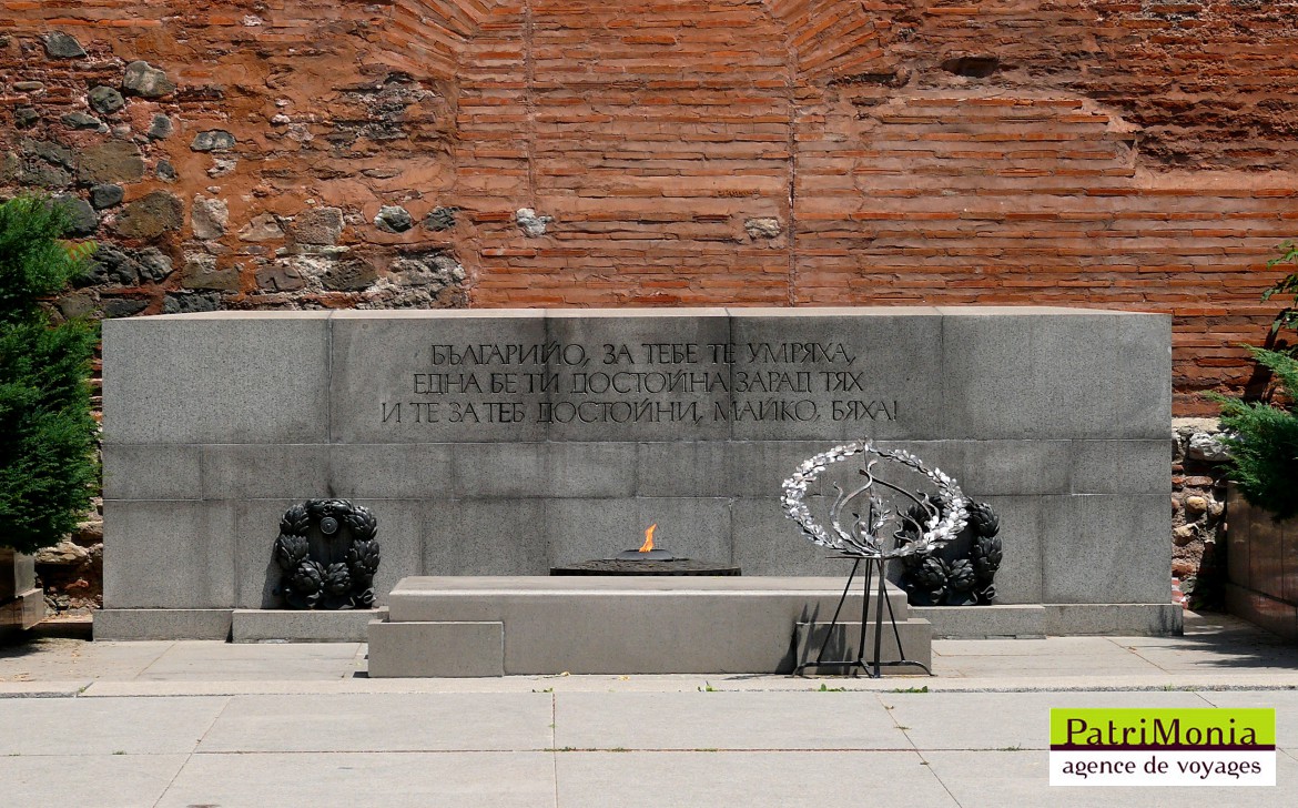 Lé mémorial dédié au soldat inconnu avec le feu éternel, façade sud de la basilique  Eglise basilique Sainte-Sophie, Sofia