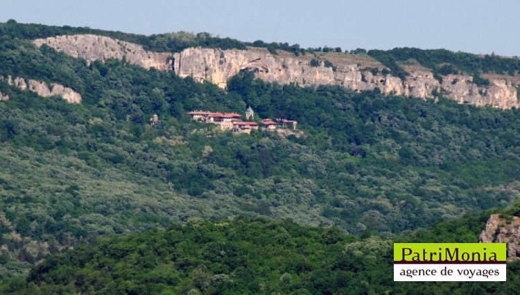 Le monastère Préobrajenski vu depuis la citadelle Tzarevetz  Monastère Préobrajenski, Véliko Tarnovo